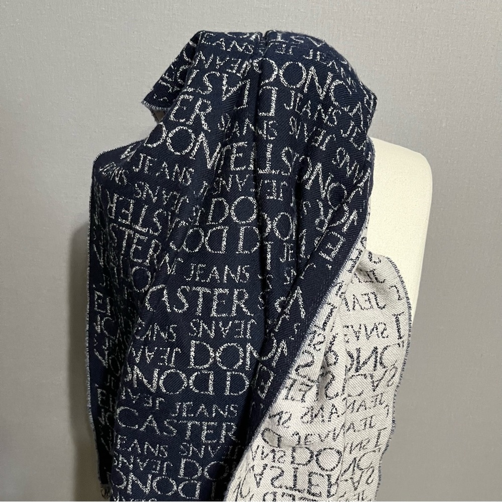 SOLD❌❌❌ ⭐️Doncaster 100% Virgin Wool Navy | Taupe Logo Scarf - Picture 5 of 7
